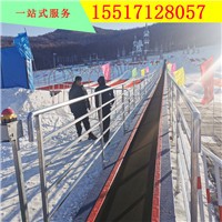 景區(qū)魔毯輸送帶運送游客量大 滑雪場魔毯人工造雪機廠家